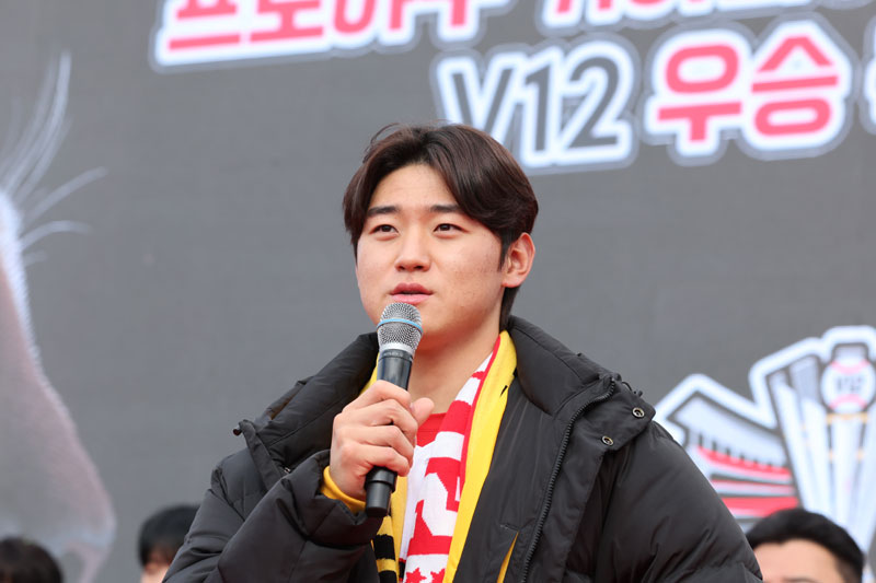 30일 광주 5.18민주광장에서 열린 KIA우승 축하행사에서 김도영 선수가 시민과 팬들에게 감사 인사를 하고 있다. 2024.11.30 뉴스1