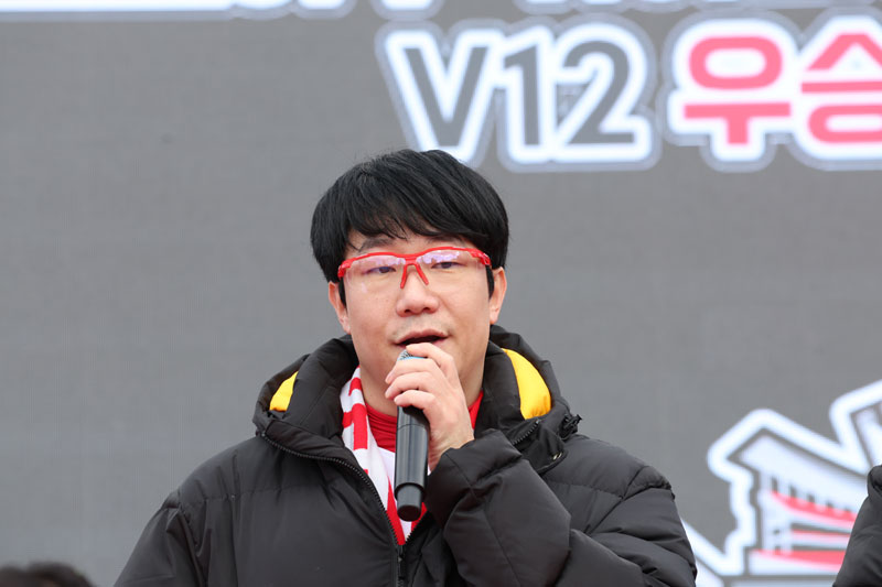 30일 광주 5.18민주광장에서 열린 KIA우승 축하행사에서 양현종 선수가 시민과 팬들에게 감사 인사를 하고 있다. 2024.11.30 뉴스1