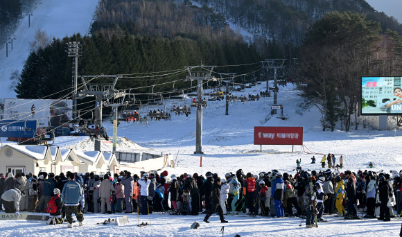 지난 29일 개장 후 첫 휴일을 맞은 강원 평창군 용평스키장에 1일 많은 스키어와 스노보더가 찾아 리프트 앞에서 길게 줄을 선 채 차례를 기다리고 있다. 2024.12.1  연합뉴스