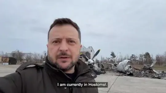 우크라이나 수도 키이우 외곽 안토노우 공항에서 영상 연설 중인 볼로디미르 젤렌스키 우크라이나 대통령. 안토노우공항은 전쟁 초반 러시아군과 치열한 전투를 벌였던 곳이다.
우크라이나 대통령실 제공