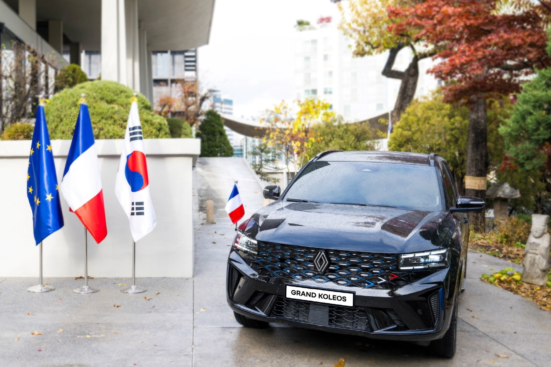 주한 프랑스 대사 공식 차량으로 선정된 르노코리아 그랑 콜레오스. 르노코리아 제공.
