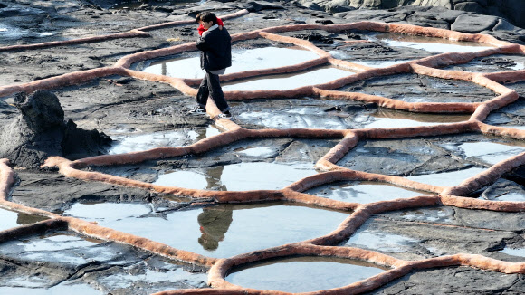 온화한 날씨를 보인 2일 오전 제주시 애월읍 구엄리 돌염전을 찾은 관광객이 산책하고 있다. 2024.12.2  연합뉴스