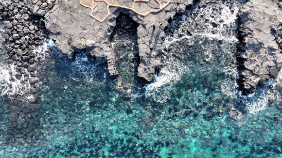 온화한 날씨를 보인 2일 오전 제주시 애월읍 구엄리 돌염전을 찾은 관광객이 산책하고 있다. 2024.12.2  연합뉴스