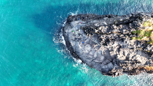 온화한 날씨를 보인 2일 오전 제주시 애월읍 구엄리 갯바위에서 낚시꾼이 낚시를 하고 있다. 2024.12.2  연합뉴스