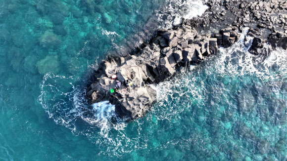 온화한 날씨를 보인 2일 오전 제주시 애월읍 구엄리 갯바위에서 낚시꾼이 낚시를 하고 있다. 2024.12.2  연합뉴스