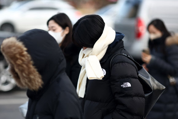 아침 영하권 추위를 보인 3일 서울 세종대로 사거리에서 시민들이 길을 걷고 있다. 2024.12.3  연합뉴스