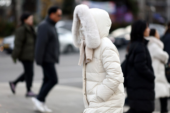아침 영하권 추위를 보인 3일 서울 세종대로 사거리에서 시민들이 길을 걷고 있다. 2024.12.3  연합뉴스