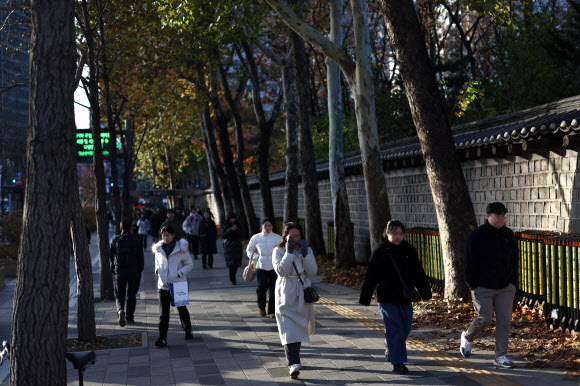 아침 영하권 추위를 보인 3일 서울 덕수궁 인근에서 시민들이 길을 걷고 있다. 2024.12.3  연합뉴스