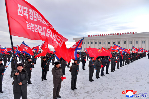 북한 전국 청년학생들이 지난 2일 삼지연시 김정일 동상 앞 교양마당에서 출발모임을 갖고 백두산지구 혁명전적지 답사행군길에 올랐다고 조선중앙통신이 3일 보도했다. 2024.12.3  평양 조선중앙통신·연합뉴스