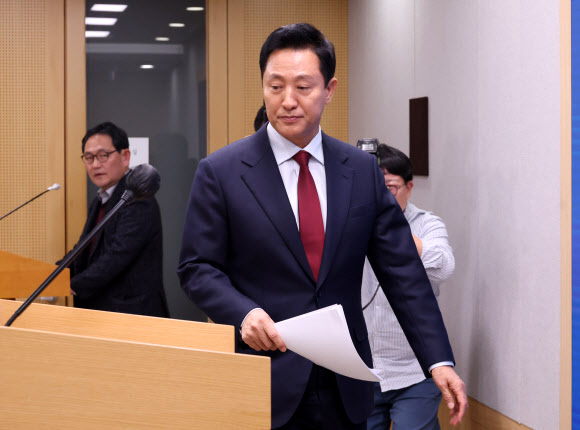 간담회장 들어서는 오세훈 시장