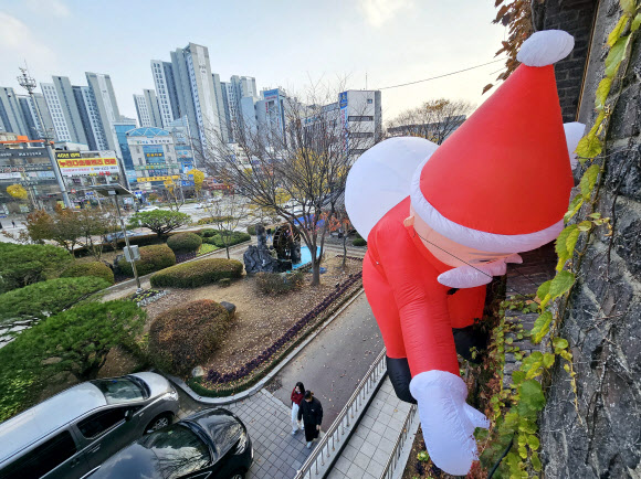광주 북구청사 오르는 산타