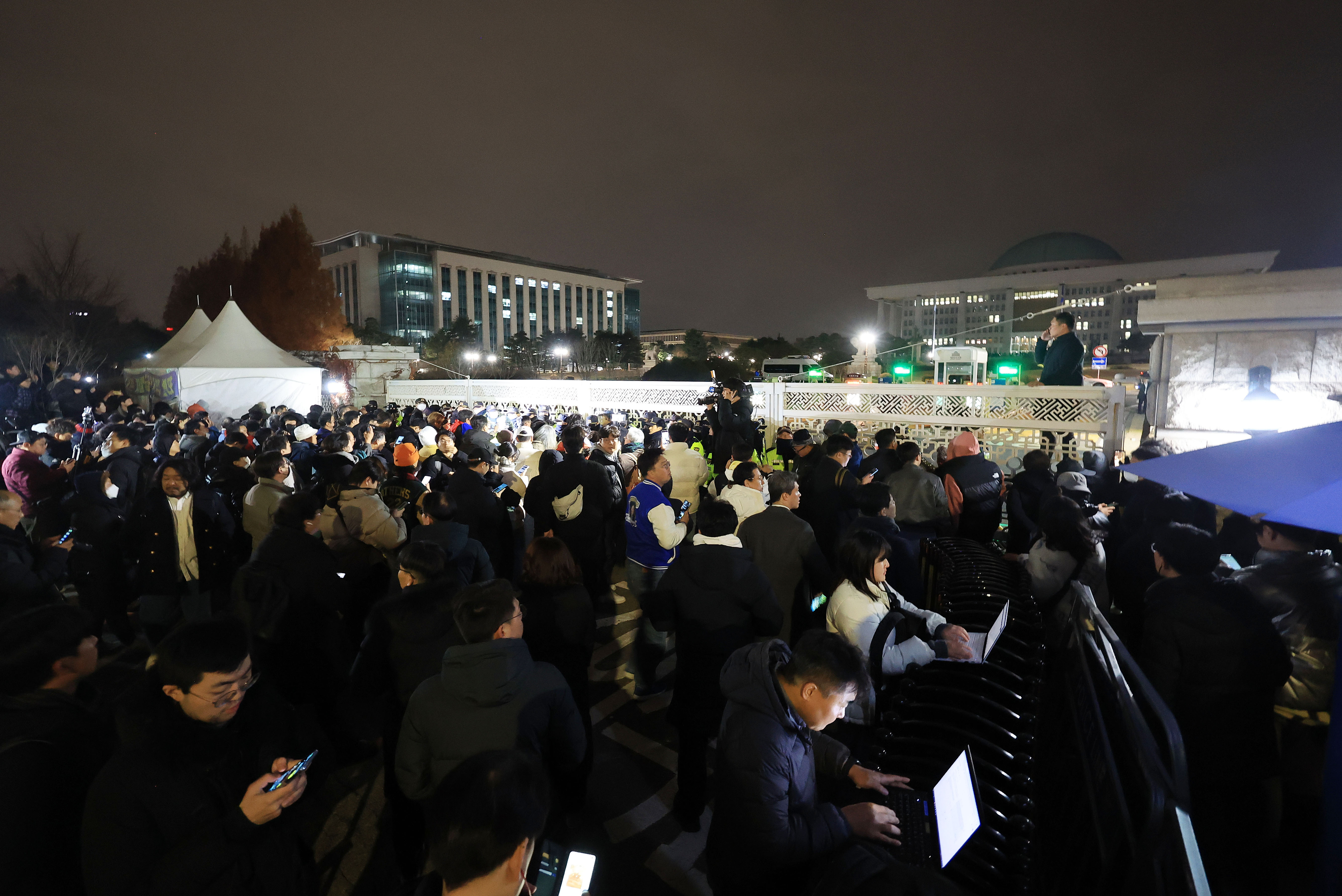 비상계엄 선포 뒤 출입 통제되는 국회