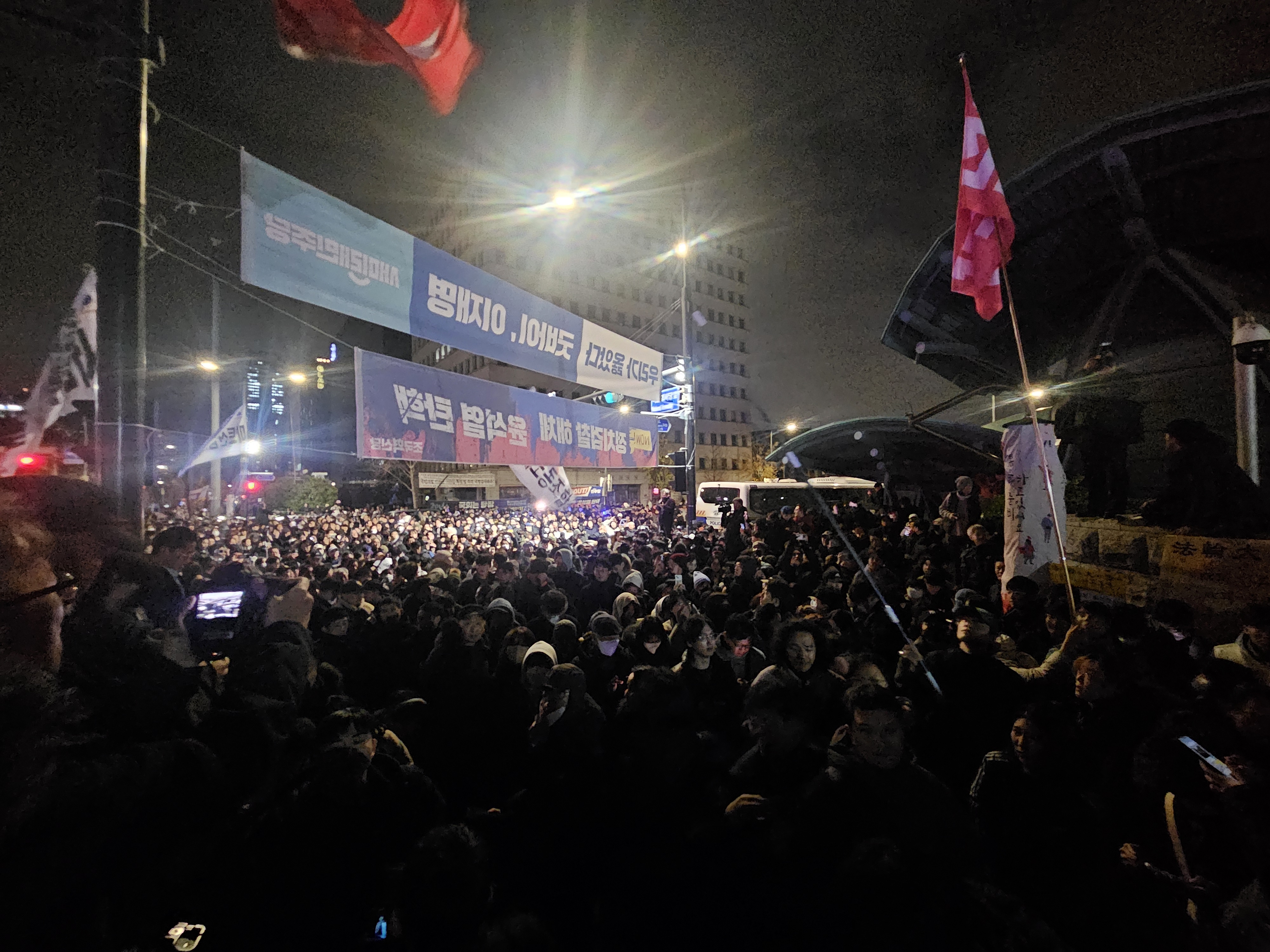 4일 국회에서 ‘비상계엄 해제요구 결의안’이 가결된 이후 서울 여의도 국회 정문 앞에 모여 있던 시민들이 환호하고 있다 박상연 기자