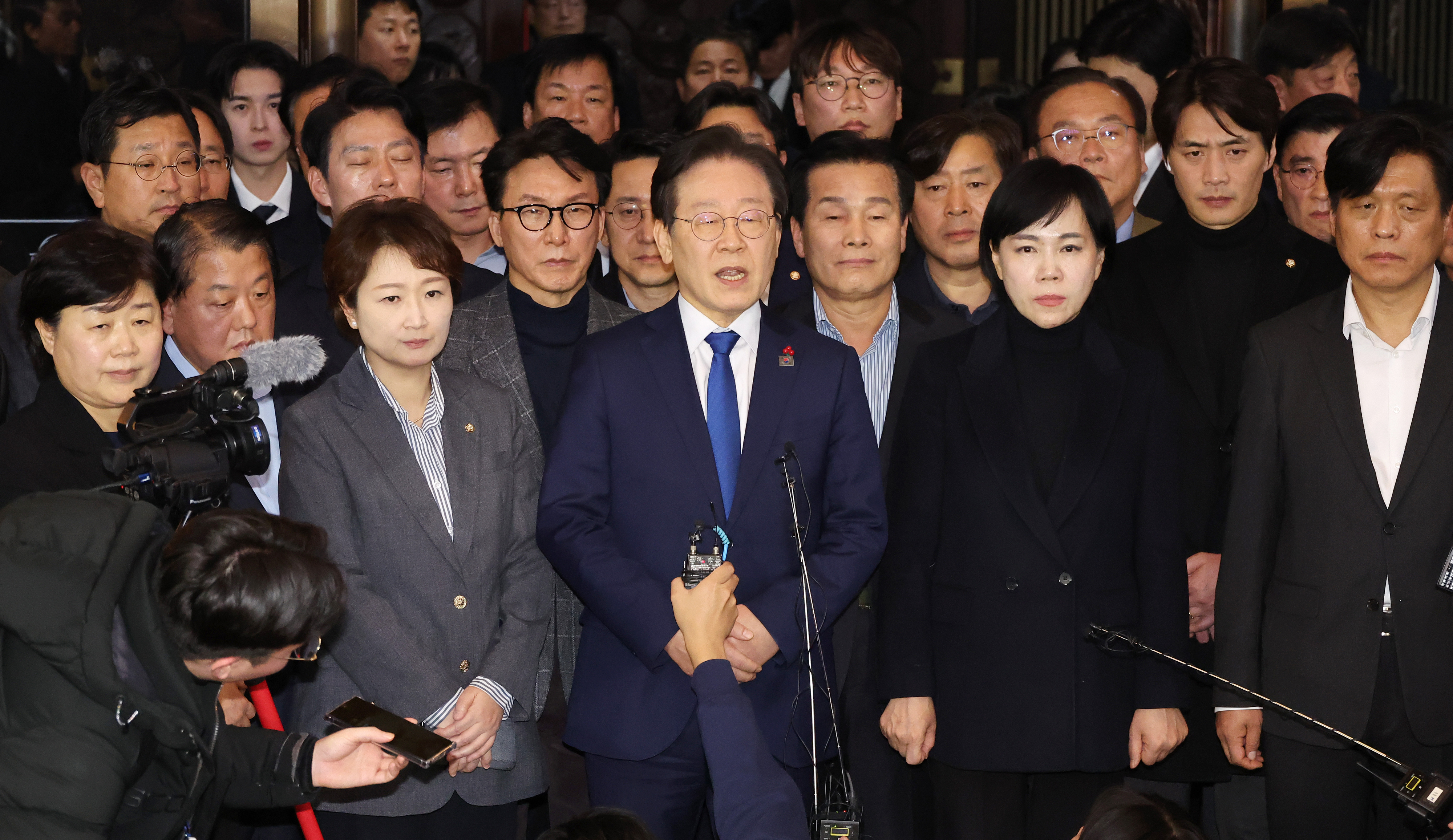 윤석열 대통령이 3일 밤 비상계엄을 선포한 가운데 4일 새벽 서울 여의도 국회에서 비상계엄 해제요구 결의안 통과 후 이재명 더불어민주당 대표가 입장을 밝히고 있다. 2024.12.4 연합뉴스