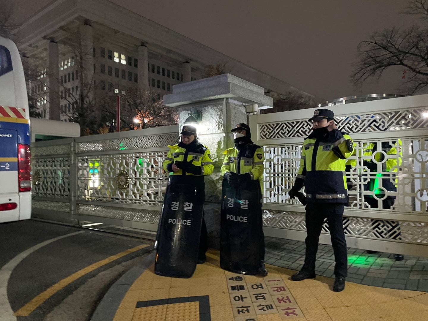 비상계엄 선포 뒤 출입 통제되는 국회