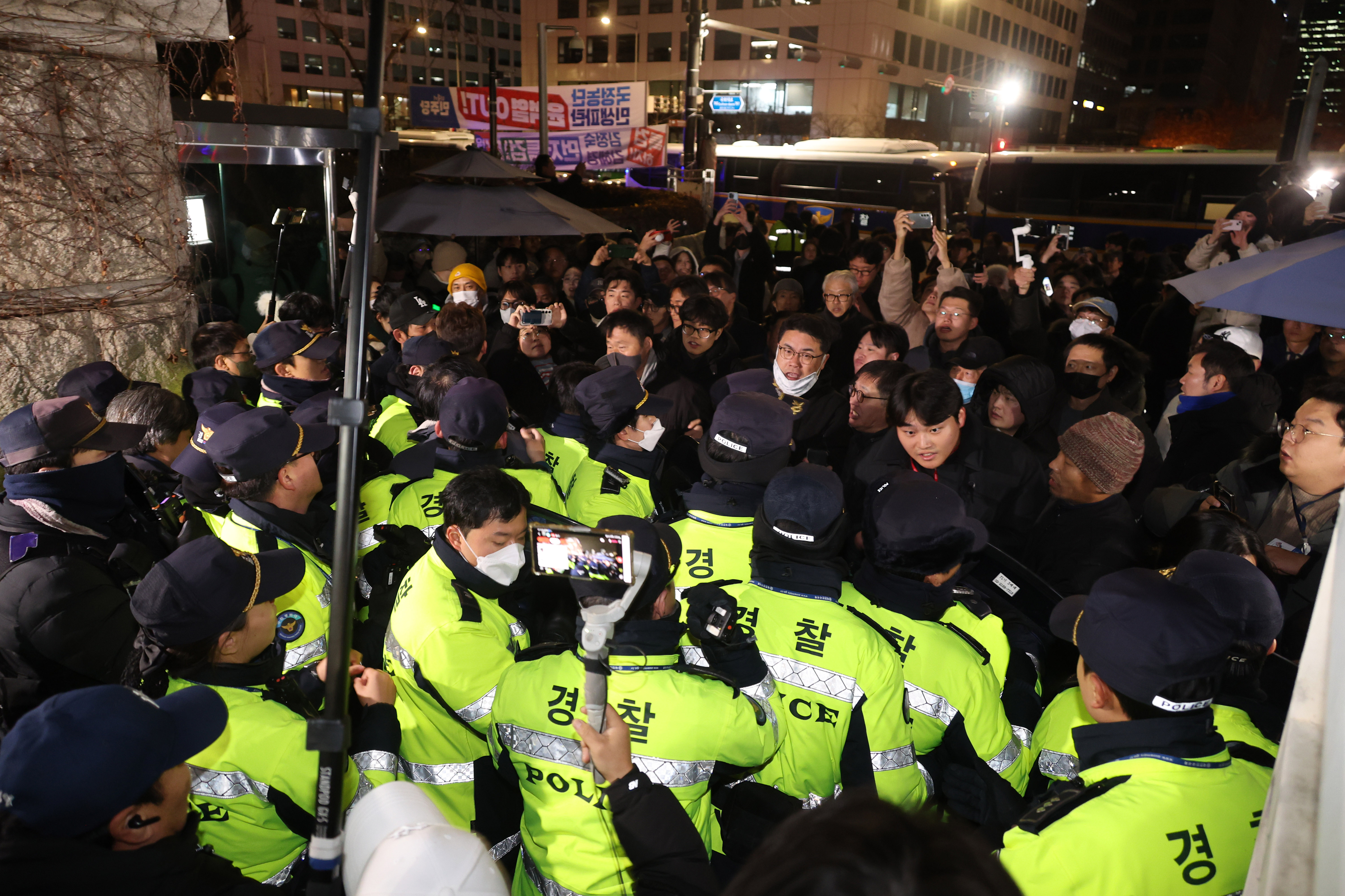 윤석열 대통령이 긴급 대국민 담화를 통해 비상계엄령을 발표한 가운데 3일 서울 여의도 국회 정문 앞에서 경찰들이 국회의원, 의원 보좌진, 취재진, 시민들의 출입을 통제하고 있다. 2024.12.03 뉴시스