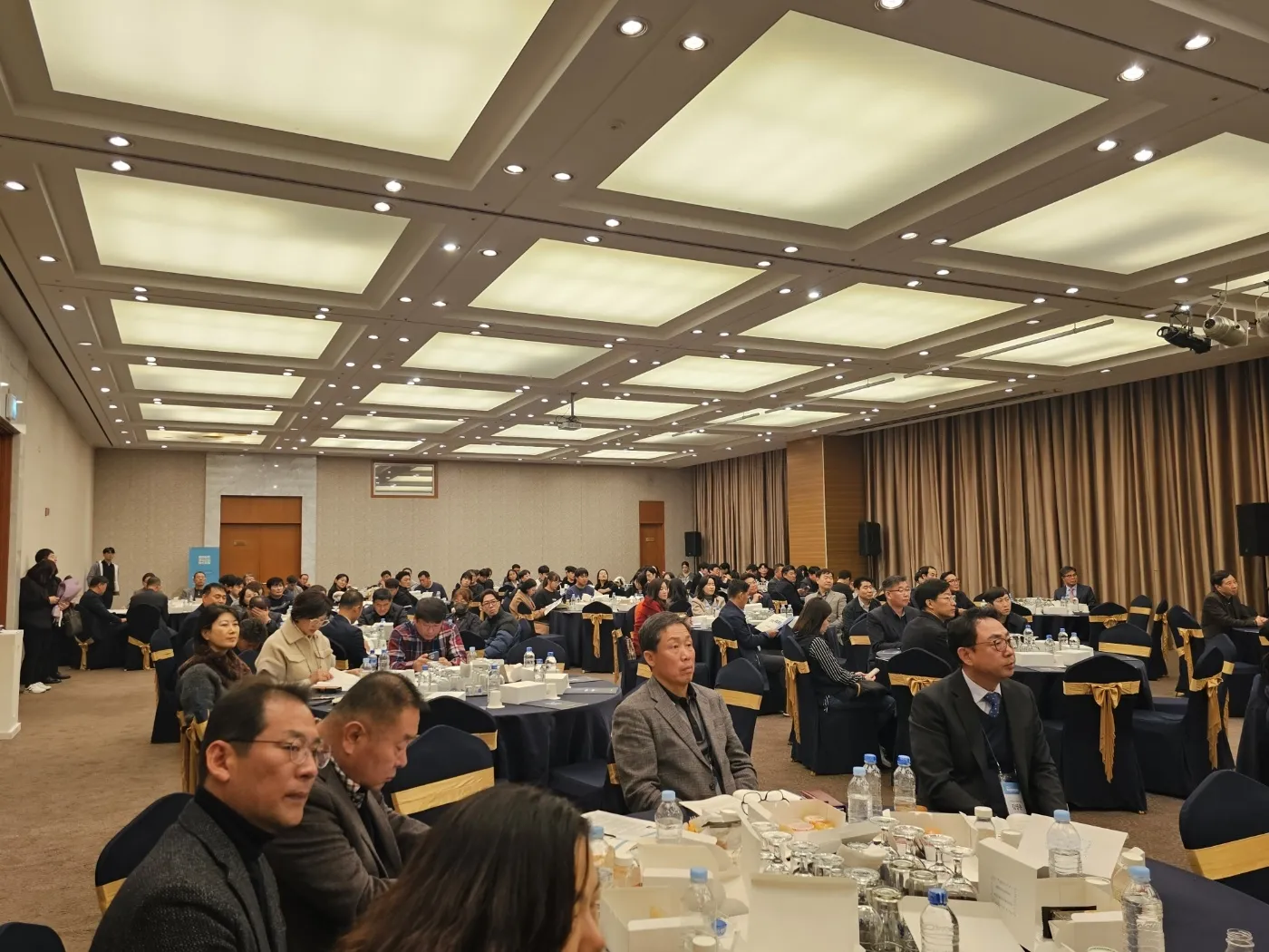 ‘전라남도 뿌리산업 혁신포럼’에 참석한 기업 대표 등 관계자들이 강연을 듣고 있다.