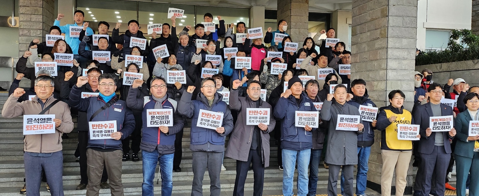 민주노총 제주본부와 전농제주도연맹, 전여농제주도연맹, 진보당, 정의당 등으로 구성된 제주도내 정당과 시민사회단체도 4일오전 제주도청 앞에서 기자회견을 갖고 있다. 제주 강동삼 기자