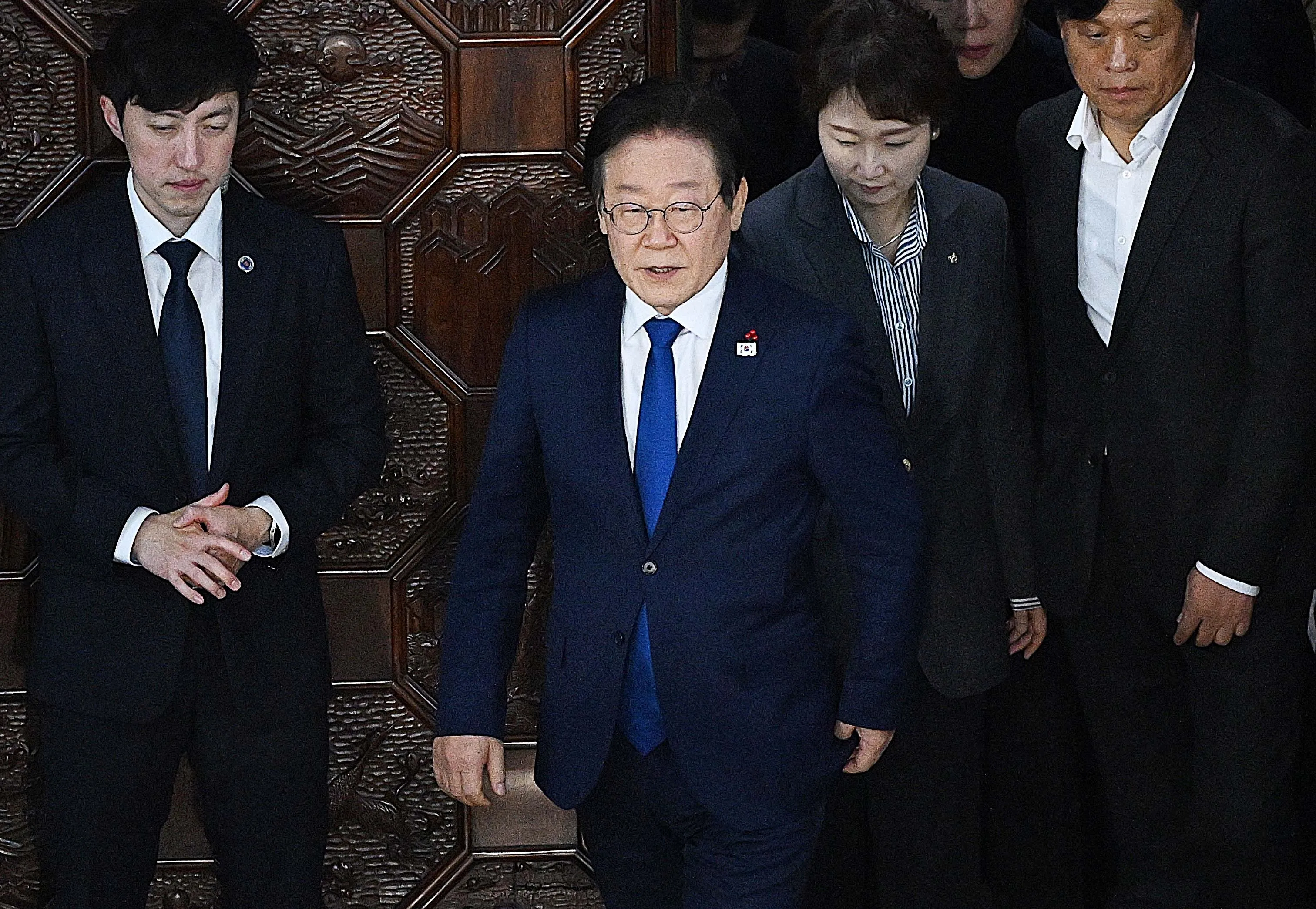 윤석열 대통령이 3일 저녁 비상계엄을 선포한 가운데 이재명 더불어민주당 대표가 4일 새벽 서울 여의도 국회 본회의장 앞 로텐더홀로 이동하고 있다. 국회는 4일 새벽 본회의를 열어 비상계엄 해제 요구 결의안을 통과시켰다. 2024.12.4 오장환 기자