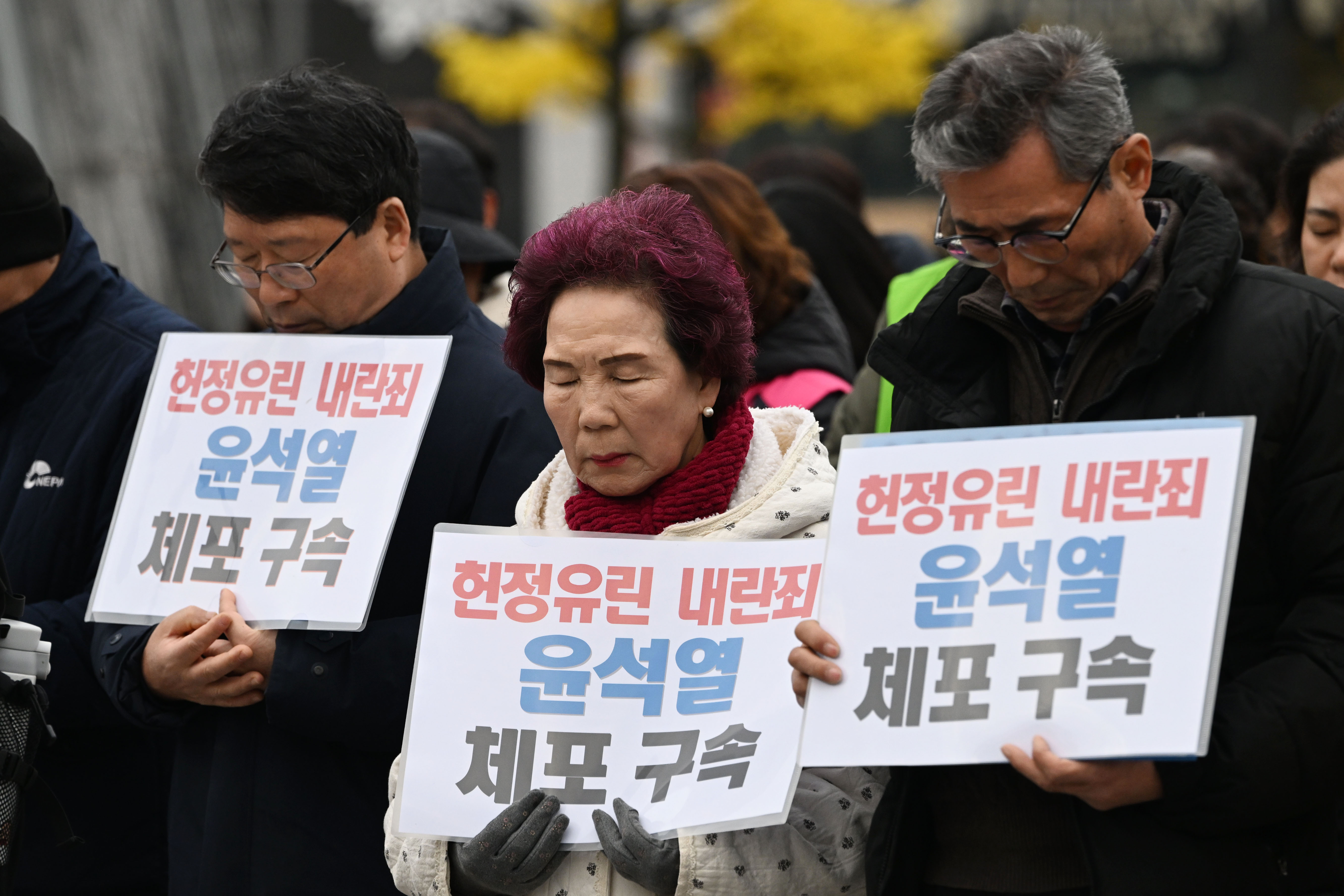 4일 오전 광주 동구 5·18민주광장에서 ‘헌정 유린, 내란 수괴 윤석열 체포·구속 촉구 광주시민비상시국대회’가 열리고 있다. 2024.12.4. 뉴시스