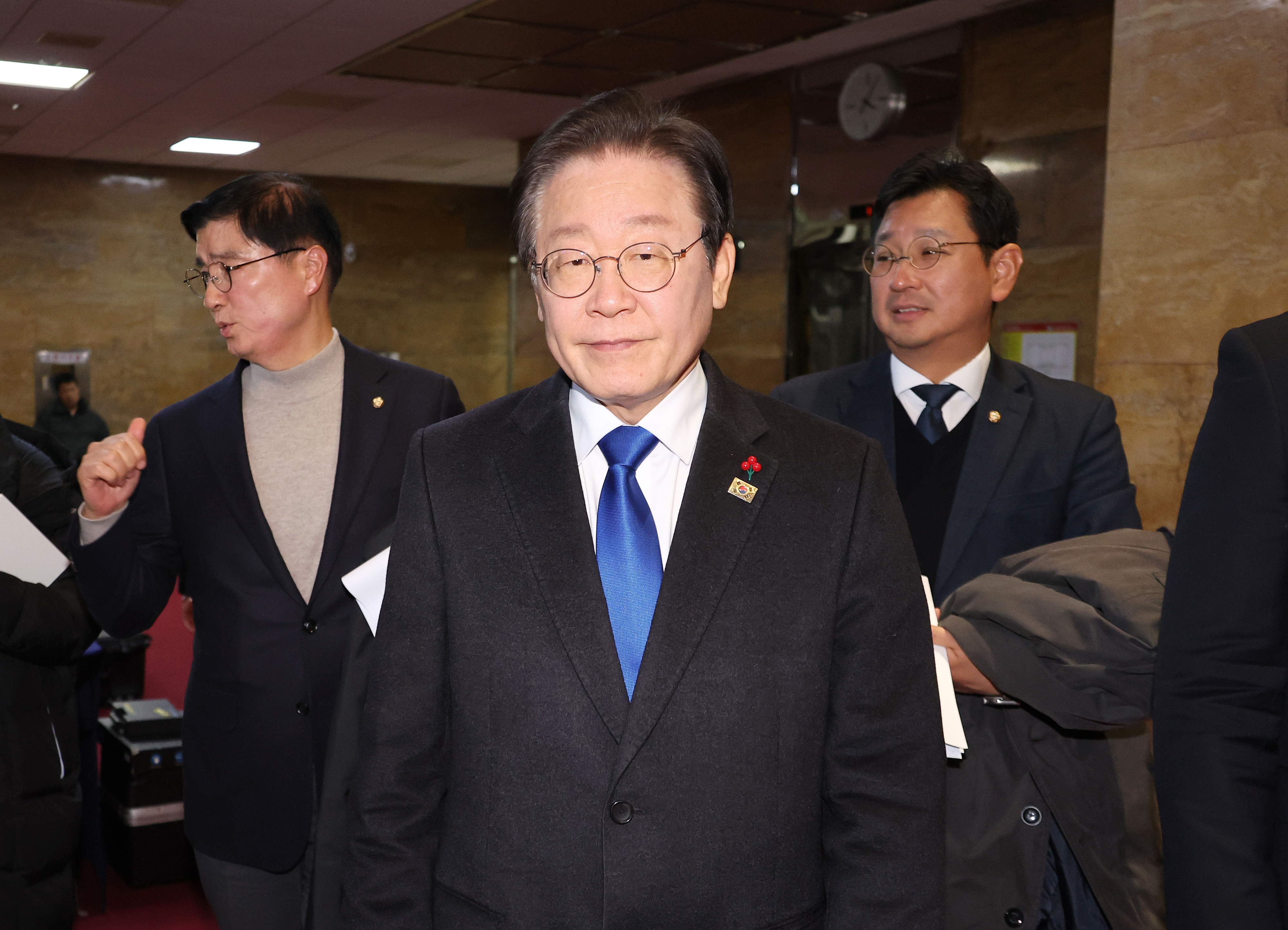 더불어민주당 이재명 대표가 4일 오후 국회에서 열린 비공개 최고위원회의를 마치고 나와 이동하고 있다. 2024.12.4 연합뉴스