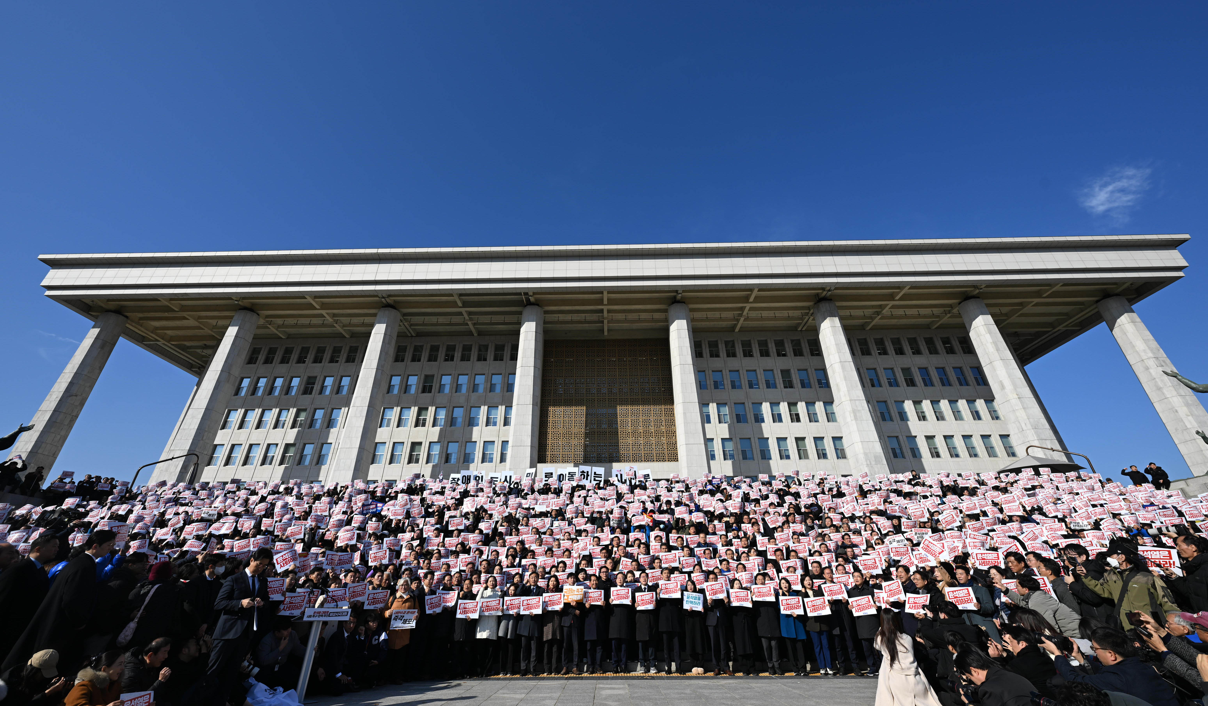 4일 서울 여의도 국회 본청 앞 계단에서 야당 의원들이 ‘윤석열 대통령 사퇴촉구 탄핵추진 비상시국대회’에서 윤석열 대통령을 규탄하고 있다. 2024.12.4 홍윤기 기자