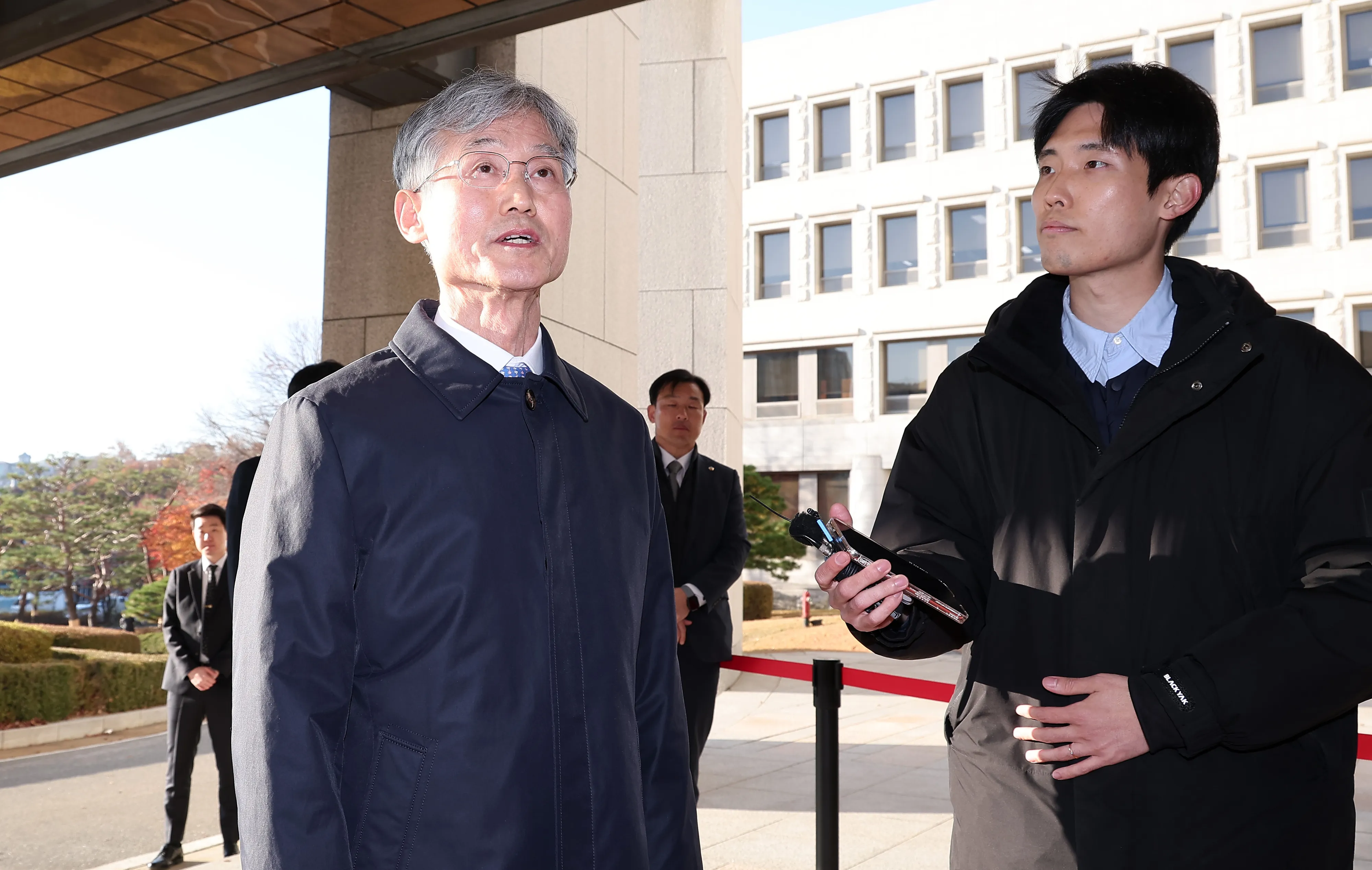 조희대 대법원장이 4일 오전 서울 서초구 대법원으로 출근하며 윤석열 대통령의 비상계엄 선포와 관한 취재진의 질문에 답하고 있다. 
조희대 대법원장은 전날 윤석열 대통령의 계엄 선포 이후 천대엽 법원행정처 처장과 배형원 차장, 실장급 간부와 심의관 등을 소집해 계엄 관련 긴급회의를 진행했다. 2024.12.4. 뉴스1