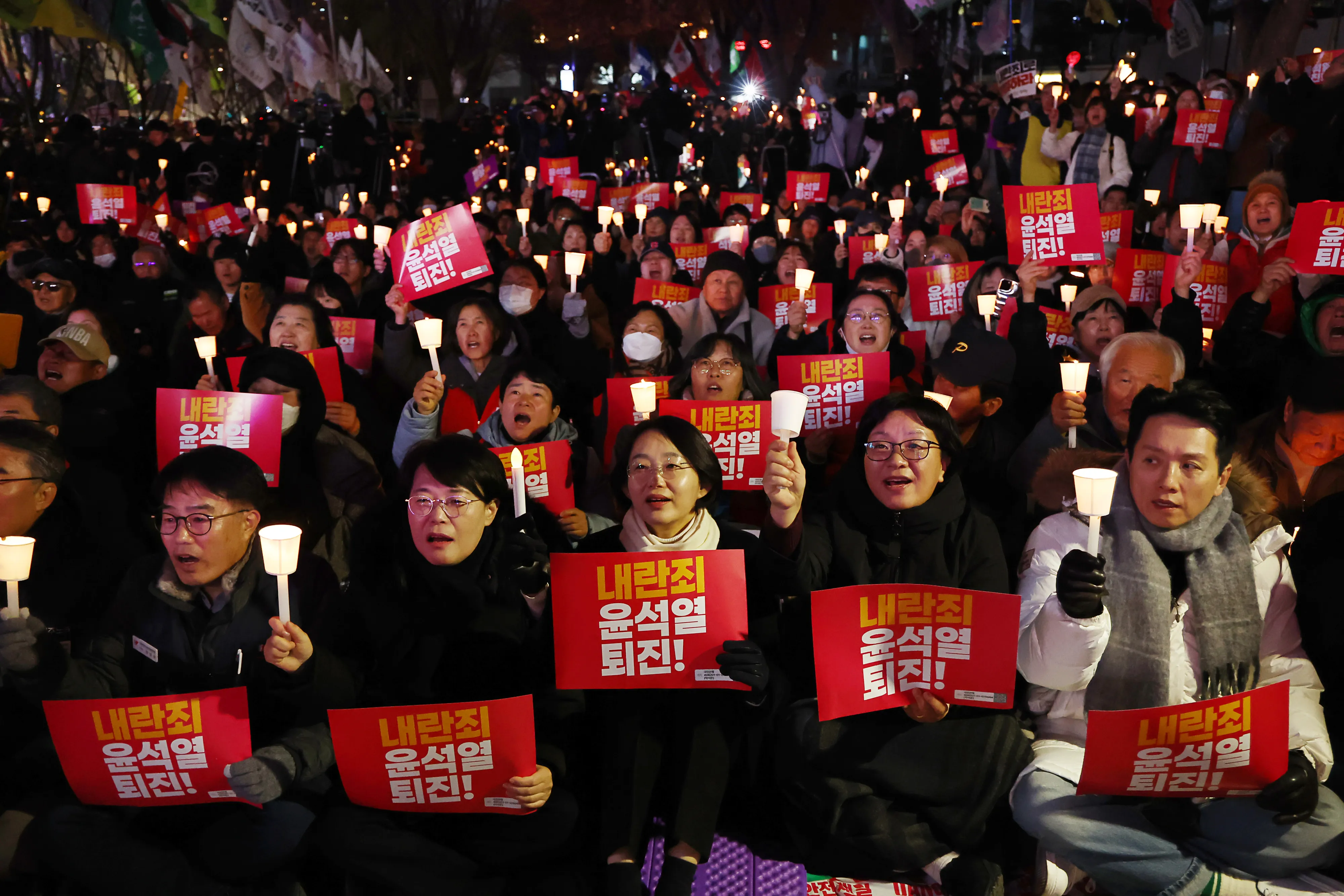 4일 오후 서울 동화면세점 앞에서 전국민주노동조합총연맹 주최로 열린 ‘내란죄 윤석열 퇴진! 시민촛불’에서 참가자들이 촛불을 들고 있다. 2024.12.4. 연합뉴스