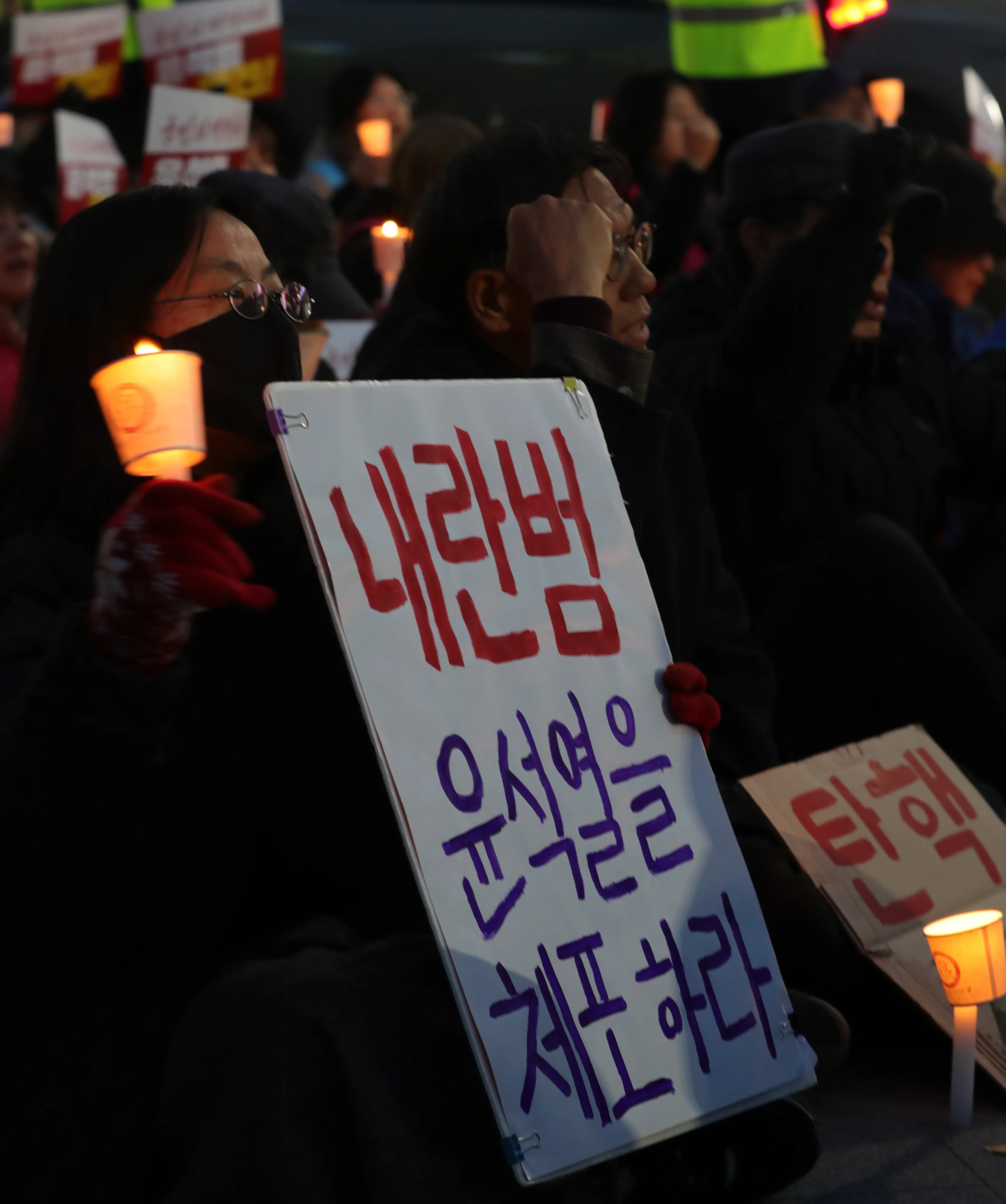 4일 전북자치도 전주시 전주객사 앞에서 열린 ‘윤석열 퇴진 비상 촛불집회’에서 참가자들이 윤석열 대통령 퇴진을 촉구하고 있다. 2024.12.4. 뉴스1