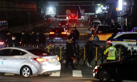 비상 계엄이 선포된 3일 밤 서울 용산 대통령실·국방부 청사 입구 앞에 바리케이트가 설치된 가운데 차량들이 청사 입구로 향하고 있다. 2024.12.4. 연합뉴스