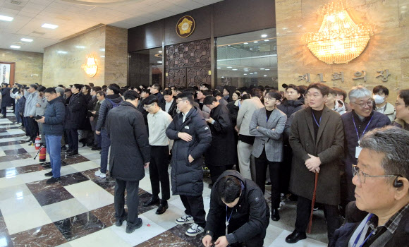 윤석열 대통령이 3일 저녁 비상계엄을 선포한 가운데 4일 새벽 서울 국회의사당에서 국회 보좌관들이 본회의장 입구를 막고 있다. 2024.12.4. 연합뉴스