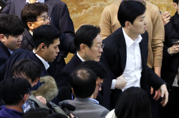 윤석열 대통령이 3일 밤 긴급성명을 통해 비상계엄을 선포한 가운데 4일 새벽 더불어민주당 이재명 대표가 국회 본회의장으로 들어서고 있다. 2024.12.4. 연합뉴스