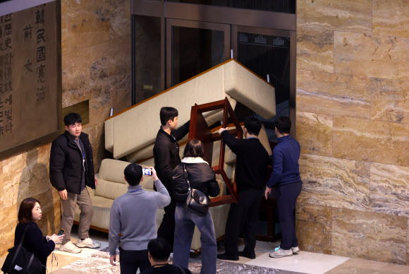 윤석열 대통령이 3일 밤 긴급성명을 통해 비상계엄을 선포한 가운데 4일 새벽 서울 영등포구 여의도 국회에서 더불어민주당 당직자들이 계엄군이 진입하지 못하게 집기 등으로 바리케이트를 치고 있다. 2024.12.4. 연합뉴스