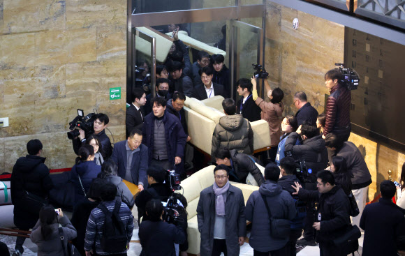 윤석열 대통령이 3일 밤 긴급성명을 통해 비상계엄을 선포한 가운데 4일 새벽 서울 영등포구 여의도 국회에서 더불어민주당 당직자들이 계엄군이 진입하지 못하게 집기 등으로 바리케이트를 치고 있다. 2024.12.4. 연합뉴스