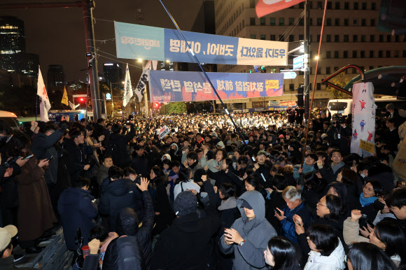 윤석열 대통령이 비상계엄을 선포한 가운데 4일 자정께 서울 여의도 국회의사당 앞에서 시민들이 계엄 해제 구호를 외치고 있다. 2024.12.4. 연합뉴스