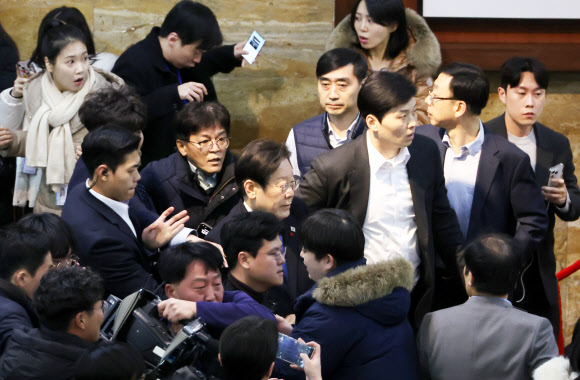 윤석열 대통령이 3일 저녁 비상계엄을 선포한 가운데  4일 새벽 더불어민주당 이재명 대표가 서울 여의도 국회 본회의장으로 향하고 있다. 2024.12.4. 연합뉴스