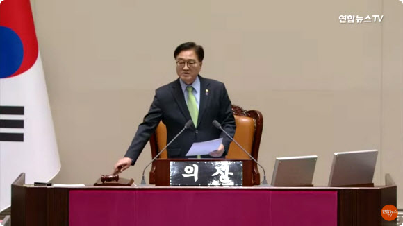 대통령이 3일 저녁 비상계엄을 선포한 가운데 4일 밤 서울 영등포구 국회의사당에서 우원식 국회의장이 계엄 해제 요구 결의안을 가결하고 있다. 2024.12.4. 연합뉴스TV 캡처