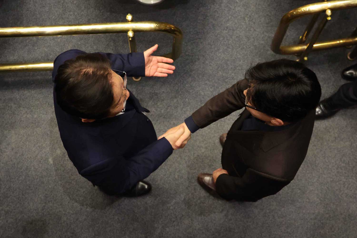 윤석열 대통령이 긴급 대국민 담화를 통해 비상계엄령을 발표한 가운데 4일 새벽 서울 여의도 국회 본회의장에서 한동훈 국민의힘 대표와 이재명 더불어민주당 대표가 악수하고 있다. 2024.12.04. 뉴시스