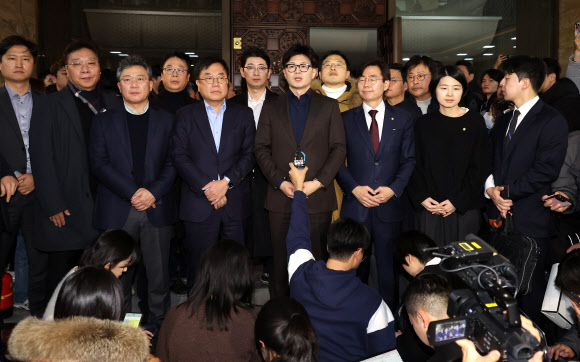 윤석열 대통령이 3일 밤 긴급성명을 통해 비상계엄을 선포한 가운데 4일 새벽 서울 영등포구 여의도 국회에서 국민의힘 한동훈 대표가 입장을 밝히고 있다. 2024.12.4. 연합뉴스