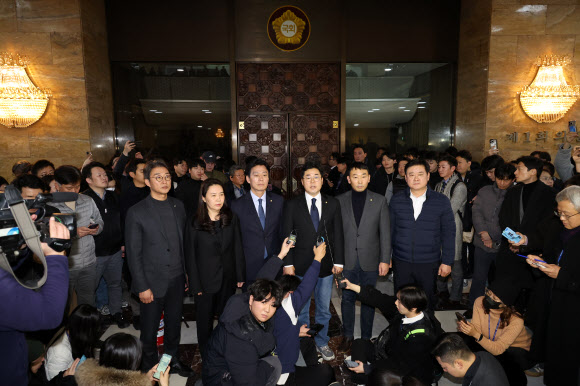 윤석열 대통령이 3일 저녁 비상계엄을 선포한 가운데 4일 새벽 더불어민주당 박찬대 원내대표가 계엄 해제 요구 결의안 가결 뒤 공식 브리핑을 하고 있다. 2024.12.4. 연합뉴스