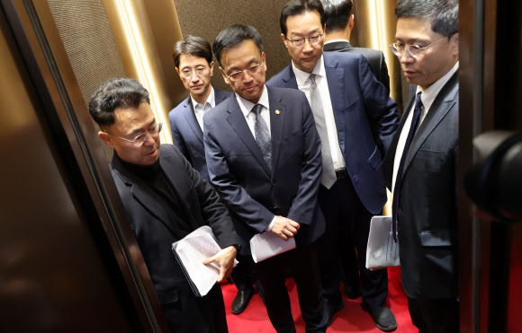 고개숙인 최상목 부총리