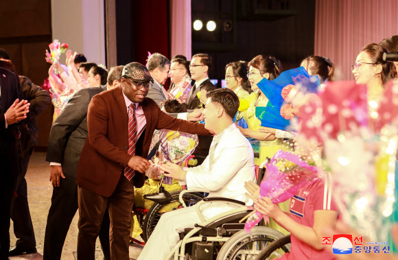 북한은 지난 3일 평양 청년중앙회관에서 국제장애자의 날 기념모임이 열렸다고 조선중앙통신이 4일 보도했다. 모임에서는 장애인 보호정책 성과를 소개하는 영상물 상영과 조선장애자예술협회의 ‘사랑하노라’ 예술공연이 진행됐다. 2024.12.4. 평양 조선중앙통신 연합뉴스