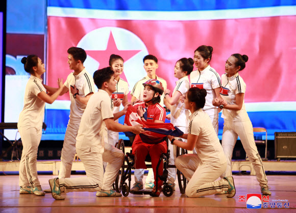 북한은 지난 3일 평양 청년중앙회관에서 국제장애자의 날 기념모임이 열렸다고 조선중앙통신이 4일 보도했다. 모임에서는 장애인 보호정책 성과를 소개하는 영상물 상영과 조선장애자예술협회의 ‘사랑하노라’ 예술공연이 진행됐다. 2024.12.4. 평양 조선중앙통신 연합뉴스