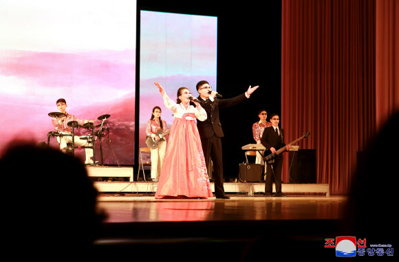 북한은 지난 3일 평양 청년중앙회관에서 국제장애자의 날 기념모임이 열렸다고 조선중앙통신이 4일 보도했다. 모임에서는 장애인 보호정책 성과를 소개하는 영상물 상영과 조선장애자예술협회의 ‘사랑하노라’ 예술공연이 진행됐다. 2024.12.4. 평양 조선중앙통신 연합뉴스