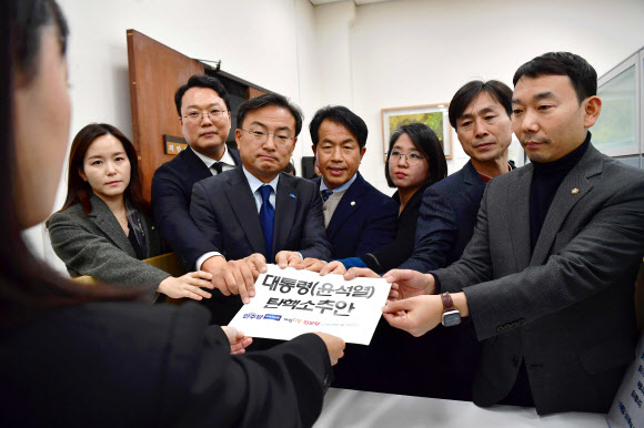 대통령 탄핵소추안 제출하는 야6당