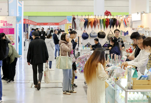 4일 서울 강남구 코엑스에서 열린 소비재 제조·유통 전시 ‘2024 서울국제소싱페어’에서 참관객이 전시된 제품을 살펴보고 있다. 2024.12.4. 연합뉴스