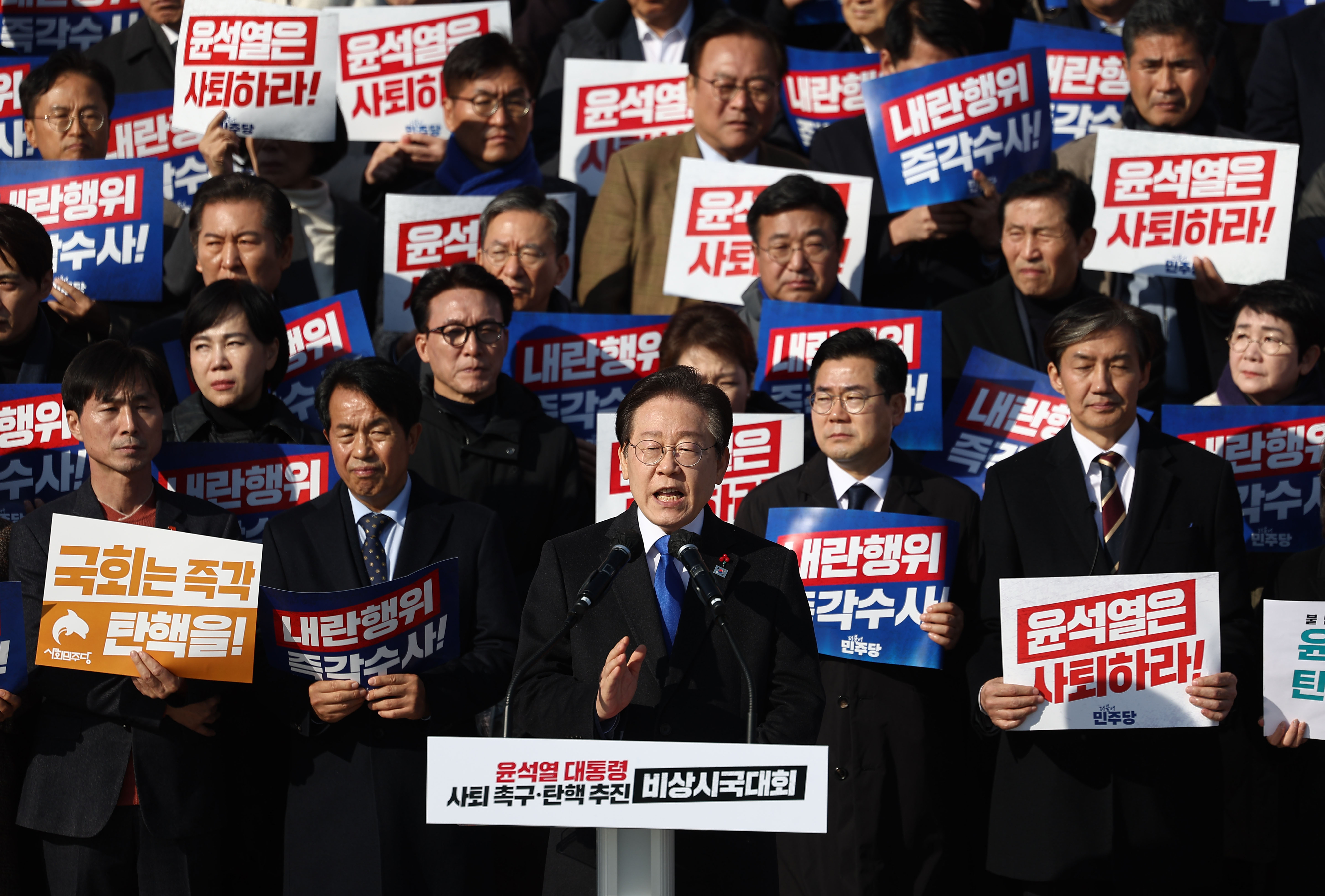 더불어민주당 이재명 대표가 4일 서울 여의도 국회 본청 앞 계단에서 열린 ‘윤석열 대통령 사퇴촉구 탄핵추진 비상시국대회’에서 규탄사를 하고 있다. 2024.12.4  연합뉴스