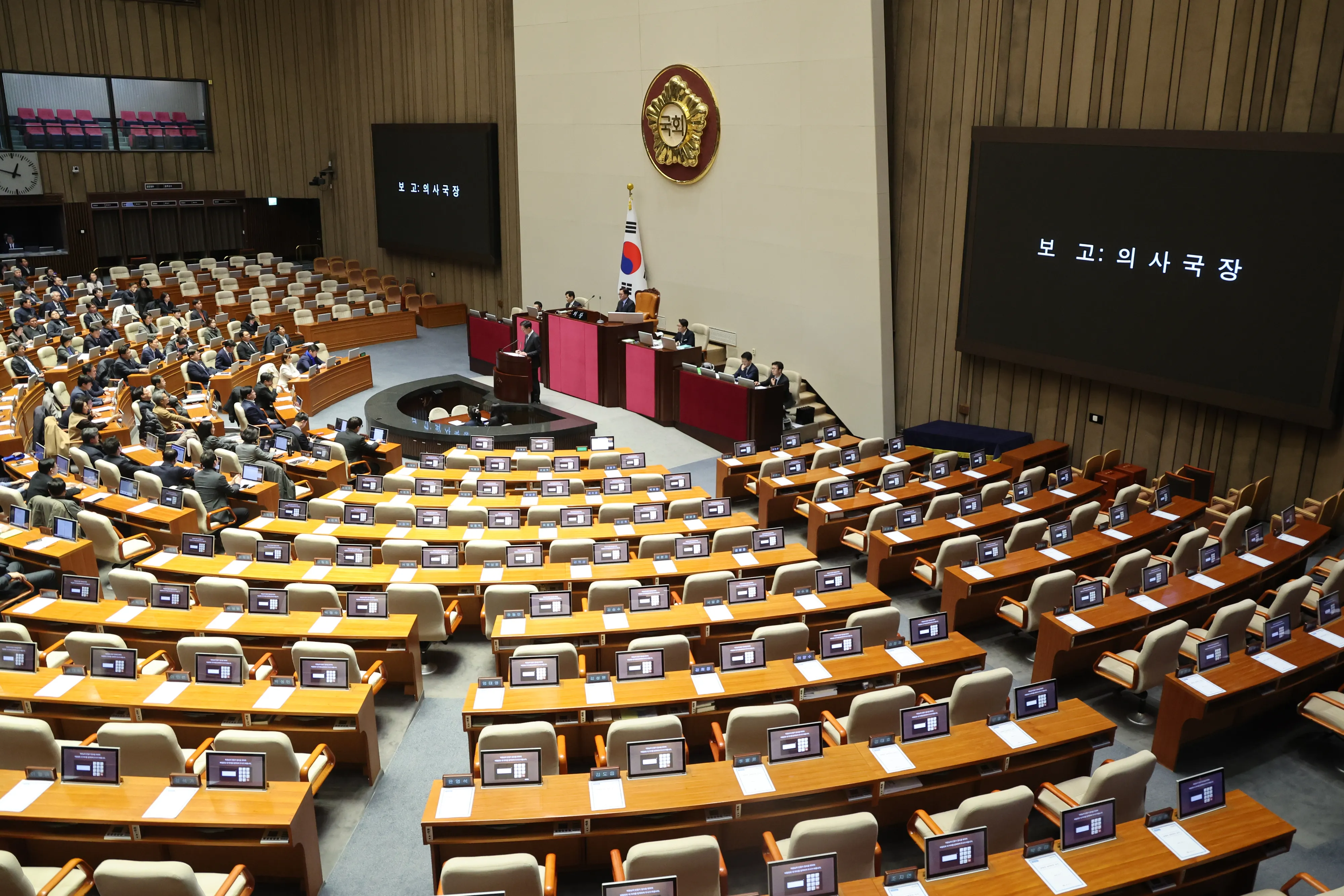 5일 새벽 국회 본회의에서 윤석열 대통령에 대한 탄핵소추안이 보고되고 있다.
국민의힘 의원을 제외한 야6당 의원 190명 전원과 무소속 김종민 의원이 서명한 탄핵소추안은 이날 본회의에 보고된 뒤 24시간 이후 72시간 이내에 표결하게 된다. 2024.12.5. 연합뉴스