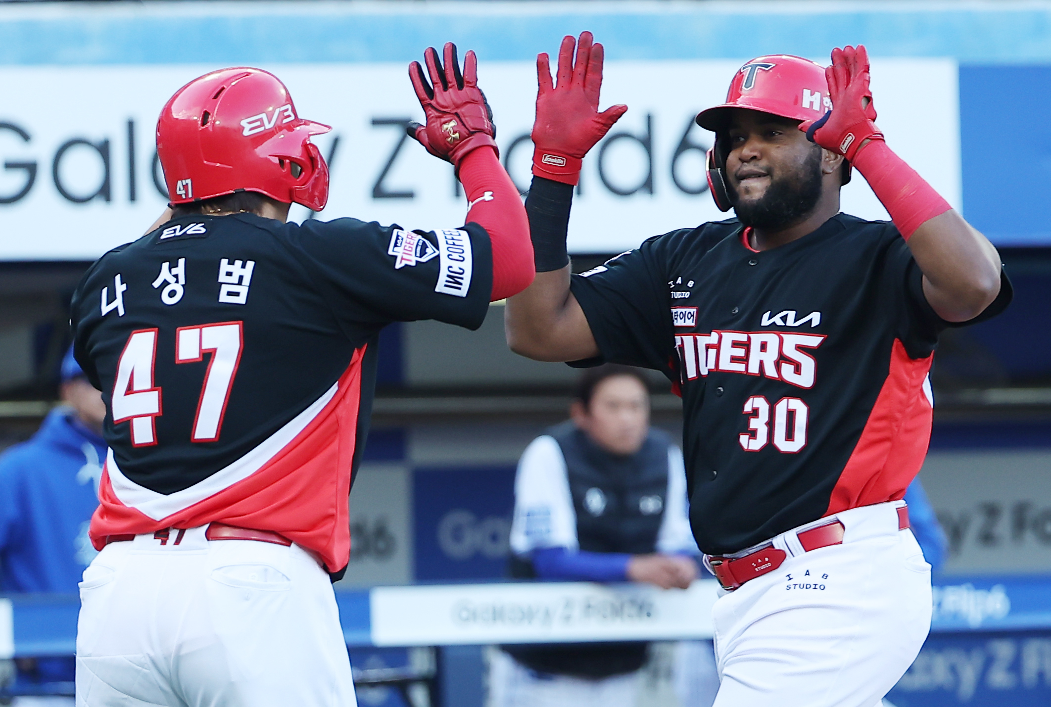 KIA 타이거즈 소크라테스 브리토가 지난 10월 26일 대구 삼성라이온즈파크에서 열린 2024 KBO 포스트시즌 한국시리즈 4차전 삼성 라이온즈와의 원정 경기에서 홈런을 친 뒤 하이파이브를 하고 있다. 대구 연합뉴스