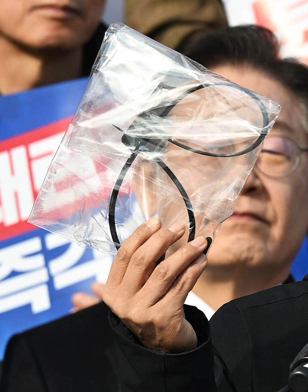 김민석 더불어민주당 최고위원이 4일 서울 여의도 국회 본청 앞 계단에서 열린 ‘윤석열 대통령 사퇴촉구 탄핵추진 비상시국대회’에서 규탄사를 하던 중 계엄군이 두고 간 수갑을 공개하고 있다. 2024.12.4 홍윤기 기자